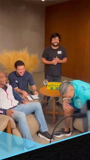 رافينيا يأخذ "البركة" من قدم روماريو